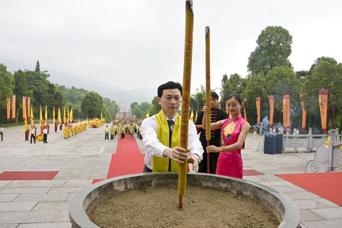 株洲市清水塘循环经济工业区社会各界公祭炎帝陵