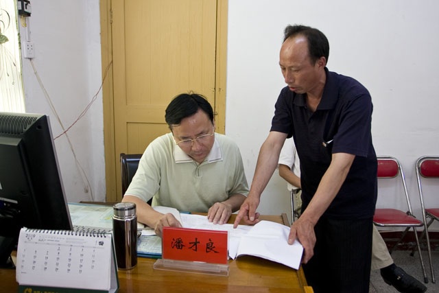 县委书记接访日：潘才良接待来访群众