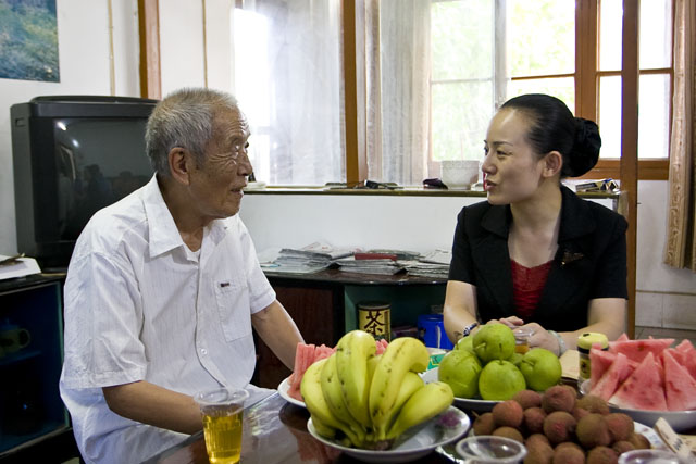 李晖看望慰问老党员和专业人才