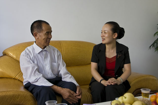 李晖看望慰问老党员和专业人才