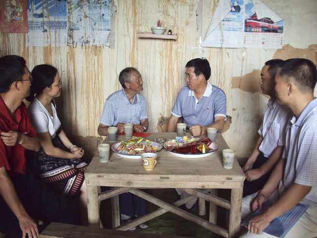 古友发到龙溪乡慰问老红军