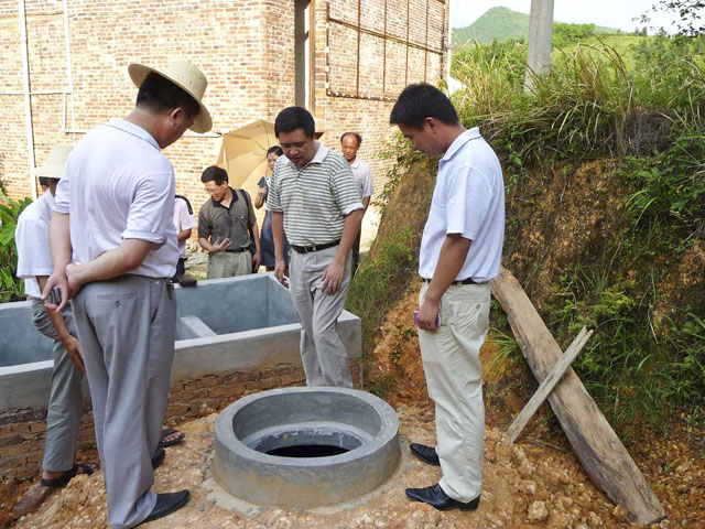 戴诗平到星光村检查落实沼气池建设情况