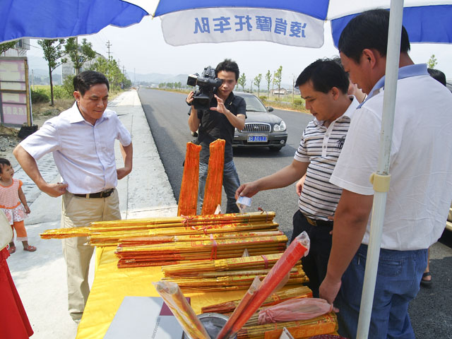 市物价局局长一行来我县检查指导价格服务进万家工作