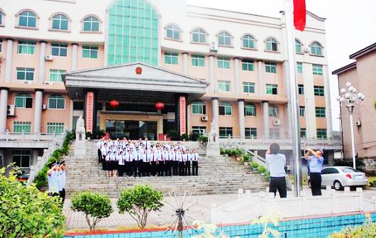 攸县法院今日升国旗 迎国庆