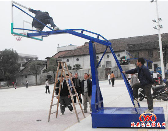 攸县体育场篮球架安装完毕