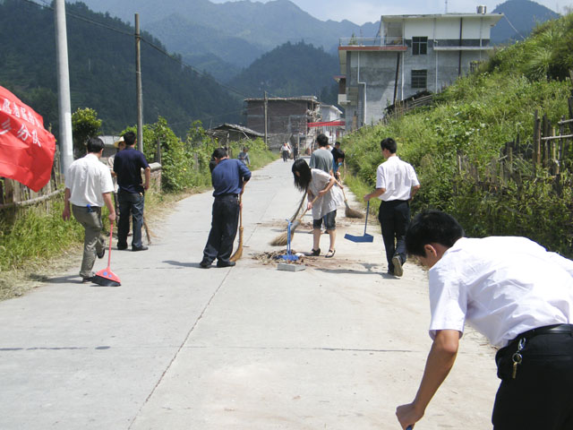 平乐乡组织创卫活动从清洁街道开始