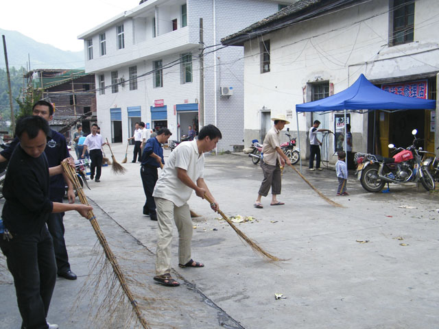 平乐乡组织创卫活动从清洁街道开始