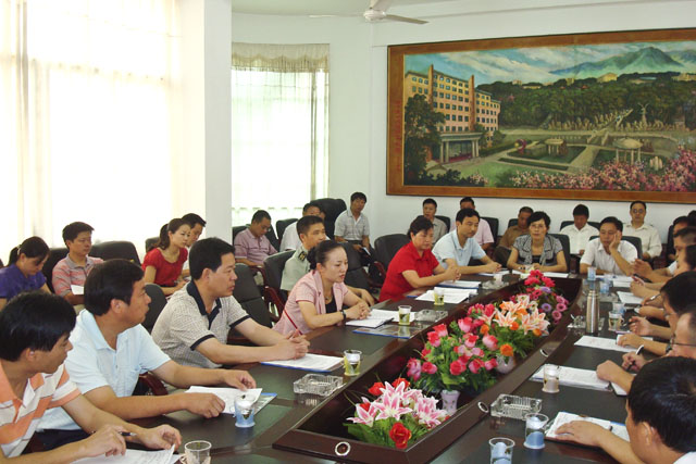 李晖一中慰问教师：努力营造尊师重教氛围 全力推进教育强县工作