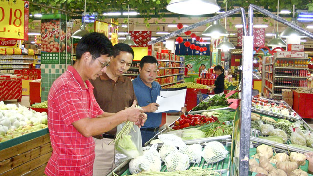 县农业局对超市、农贸市场果蔬进行抽样检测