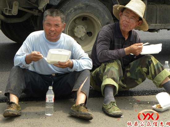 现场见闻：烈日下的午餐