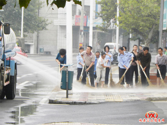 全局上下齐上阵，清洗街道迎国庆
