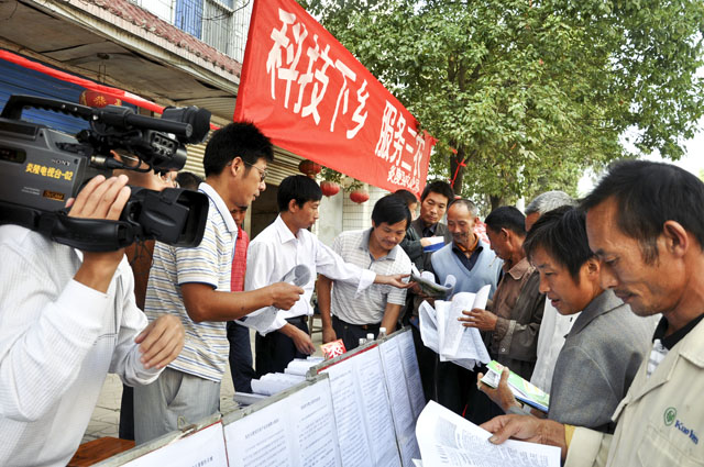 炎陵县积极组织科技下乡服务活动