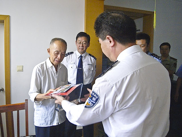 省公安厅副厅长慰问炎陵公安烈属