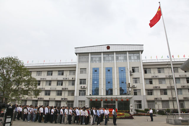 县人民政府举行升国旗仪式庆祝新中国60华诞