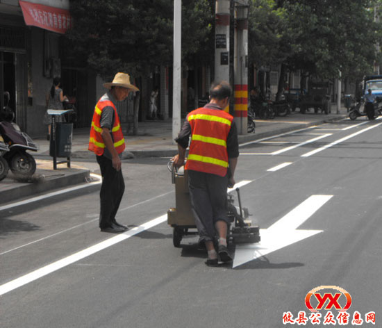 攸县城区改造后的主干道正在刷新交通标线