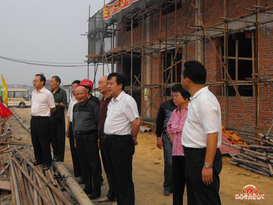 县政府组织部分老干部视察城区重点工程建设