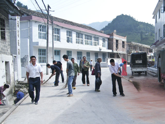 平乐乡组织创卫活动从清洁街道开始