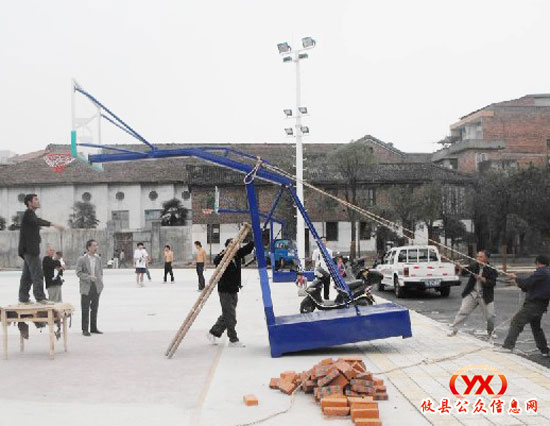 攸县体育场篮球架安装完毕