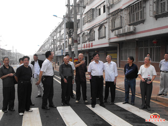 县政府组织部分老干部视察城区重点工程建设