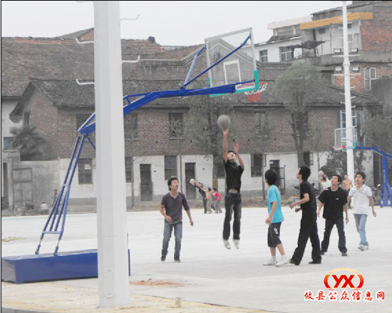 攸县体育场篮球架安装完毕