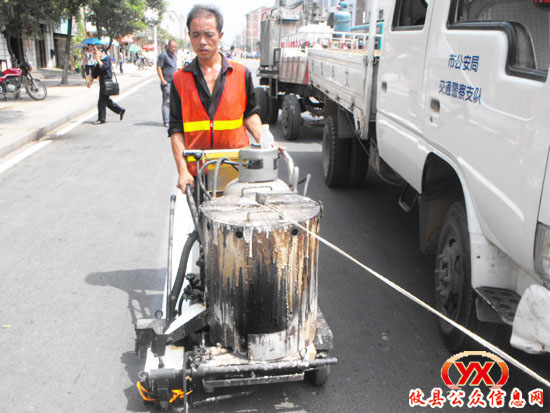 攸县城区改造后的主干道正在刷新交通标线