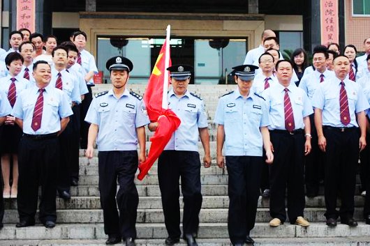 攸县法院今日升国旗 迎国庆