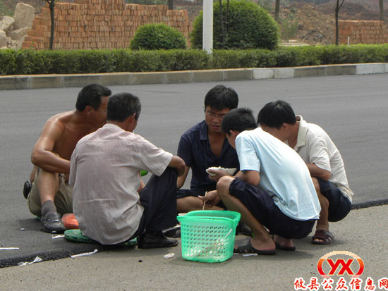现场见闻：烈日下的午餐