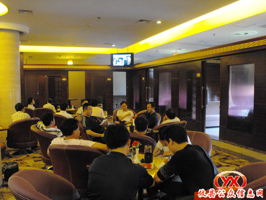 攸县百姓争相收看国庆阅兵式（图）