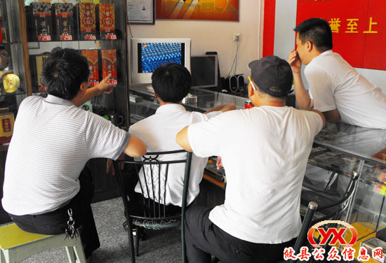 攸县百姓争相收看国庆阅兵式（图）