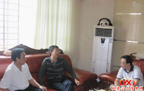 “双节”前，攸县有关领导走访国劳模（图）