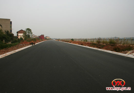 县城滨江大道路面沥青铺设今日完工（图）