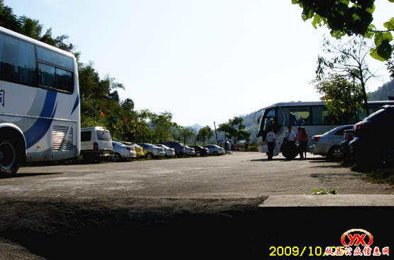 国庆黄金周白龙洞游客觅奇热情高涨