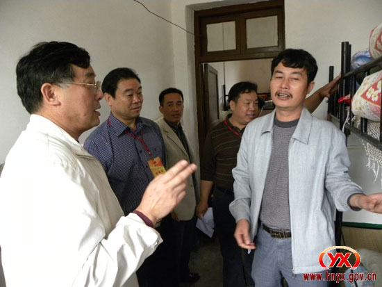 县人大常委会组织部分人大代表视察农村寄宿制小学