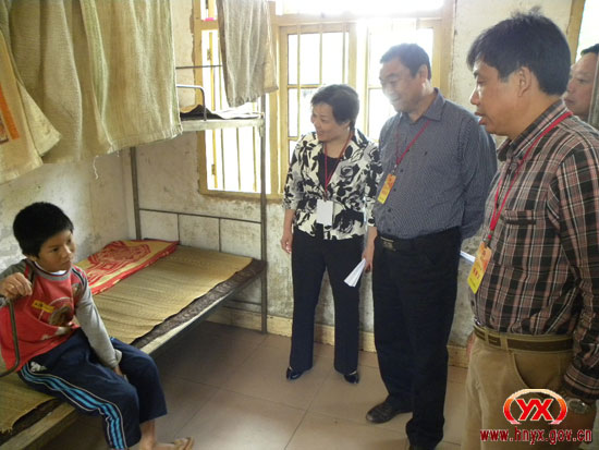 县人大常委会组织部分人大代表视察农村寄宿制小学