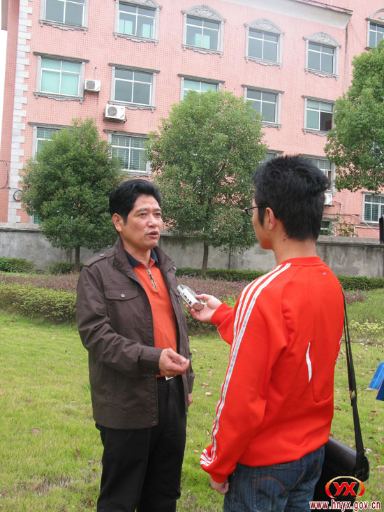 市作风办率新闻记者到我县国土局采访“四治”经验