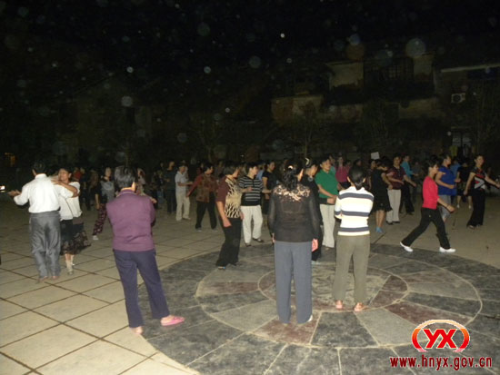 长假里，人们度假方式各样