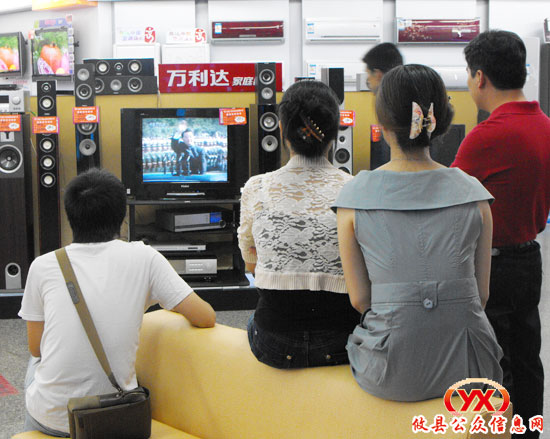 攸县百姓争相收看国庆阅兵式（图）