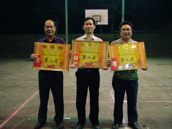 湘东化机举行职工拔河比赛(图)