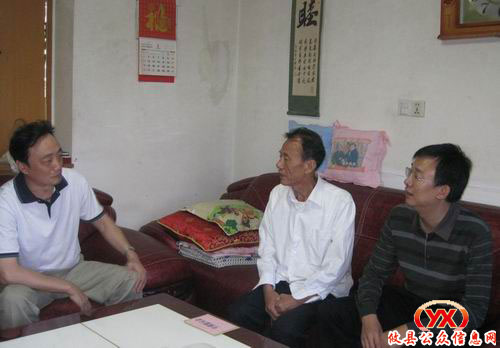 “双节”前，攸县有关领导走访国劳模（图）