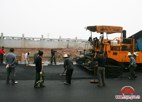 县城滨江大道路面沥青铺设今日完工（图）