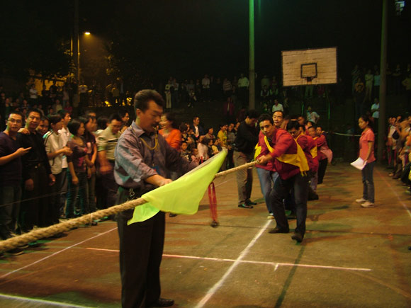 湘东化机举行职工拔河比赛(图)