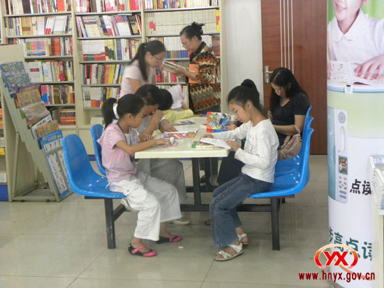 长假里，人们度假方式各样