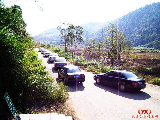 国庆黄金周白龙洞游客觅奇热情高涨