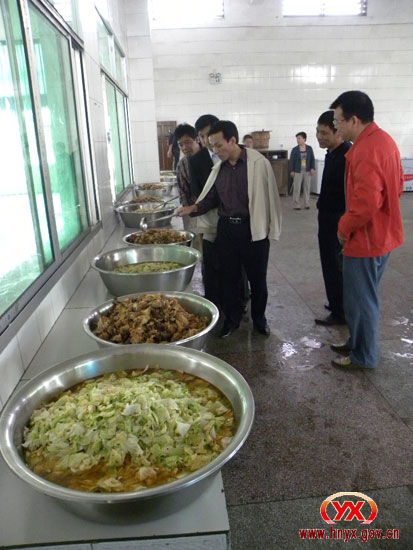 县人大常委会组织部分人大代表视察农村寄宿制小学