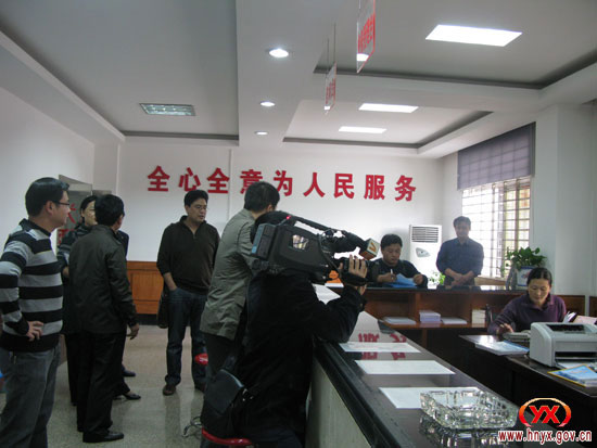 市作风办率新闻记者到我县国土局采访“四治”经验