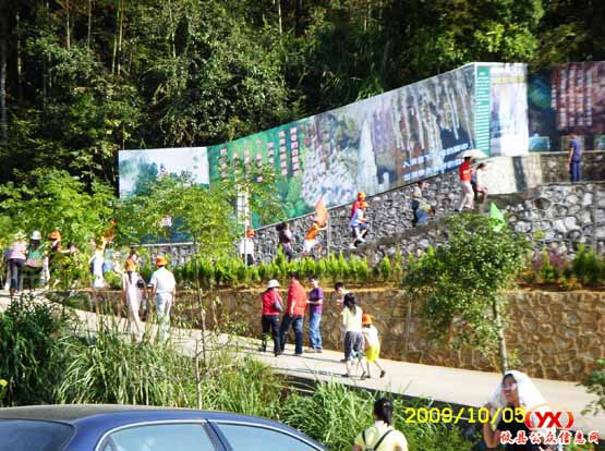 国庆黄金周白龙洞游客觅奇热情高涨