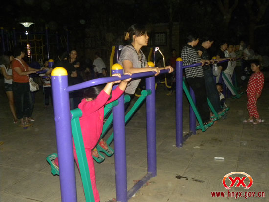 长假里，人们度假方式各样