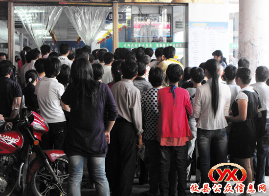 攸县百姓争相收看国庆阅兵式（图）