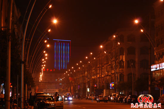 “中天国际”大厦昨晚开始亮化迎国庆（图）