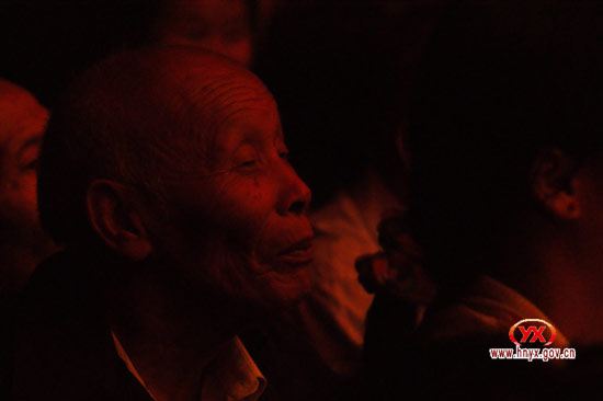 县城体育场昨晚好戏登台观众如潮